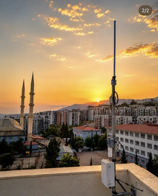 Gün batımında tamamlanan anten kurulumu