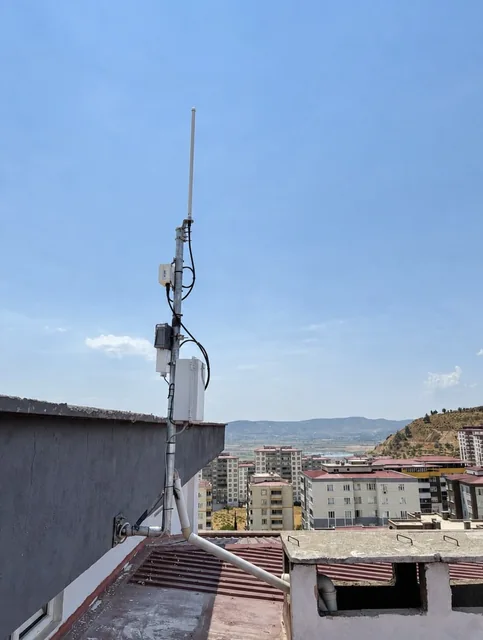 Bina çatısında anten bağlantıları