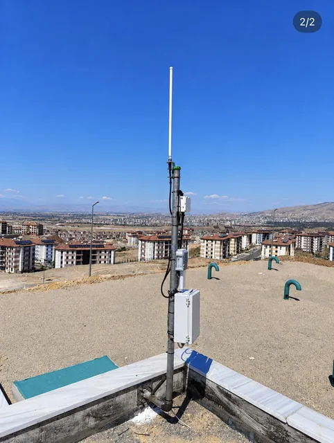 Çatı üzerinde anten direği montajı